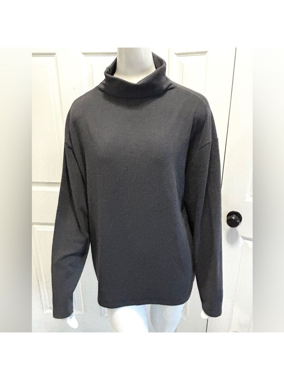 Aritzia Wilfred Free Charcoal Gray
Mockneck Sweater Long Sleeve Top Size
Large